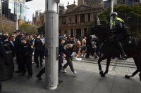 Протести срещу мерките и затварянето на градове в Австралия