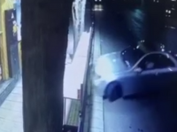 Шофьор отнесе ограда на заведение за бързо хранене в Пловдив (ВИДЕО)