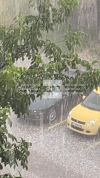 Пороен дъжд и градушка удариха София (ВИДЕО И СНИМКИ)