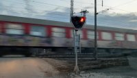 Бързият влак Бургас - София блъсна кола на жп прелез, има загинал