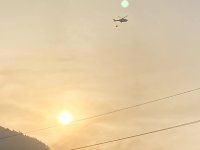 Хеликоптер се включи в гасенето на голям горски пожар в Карловско