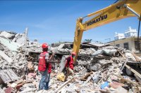 Близо 1300 са жертвите на мощното земетресение в Хаити