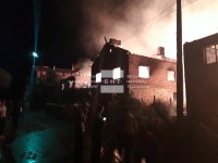 Голям пожар във велинградското село Кръстава, огънят е обхванал къщи (СНИМКИ И ВИДЕО)