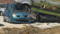 Микробус излетя от пътя и помля две коли във Варна