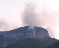 Продължава гасенето на пожара над Нареченски бани (ВИДЕО)