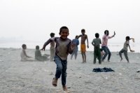УНИЦЕФ: Един милиард деца са в "изключителен риск" заради въздействието на климата