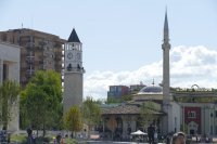 Полицейски час остава в сила в Албания