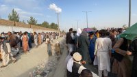 Километрични опашки от желаещи да избягат от Афганистан