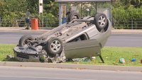 Кола се обърна по таван след катастрофа във Варна