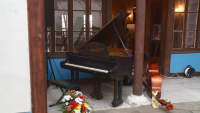 Роялът на Милчо Левиев ще продължи да свири в Стария Пловдив