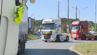Превозвачи на протест - блокираха граничния пункт "Дунав мост" при Русе