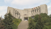 Опасно предизвикателство: Младежи се катерят по необезопасен паметник във Варна