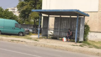 Кола блъсна две момичета на спирка във Враца