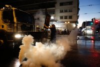 Сблъсъци между полиция и протестиращи срещу задължителните ваксини за медици в Гърция