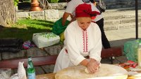 В Банско показват как се меси хляб с любов (Снимки)