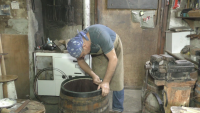 Как се изработват традиционни съдове за ракия и вино?