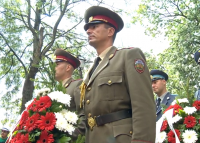 Десетки граждани се поклониха пред тленните останки на първия български княз