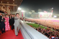 снимка 2 Хиляди в защитно облекло излязоха на военен парад в Северна Корея (Снимки)