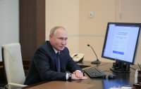 Путин гласува на изборите през телефона на свой помощник