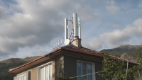Как и защо 5G станция се озова на покрива на къща в Карлово