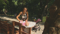 Монтираха пейки за кърмене и повиване в градския парк в Ямбол