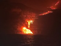 Лава от вулкана на Ла Палма достигна океана (Снимки)