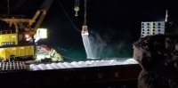 Видео показва как азотни торове от заседналия кораб се изсипват в морето
