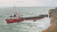 Заради лошото време: Преустановиха спасителната операция на заседналия кораб
