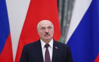 Лукашенко влезе без маска в ковид болница