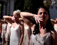 Стюардеси демонстрираха по бельо в центъра на Рим (Видео)