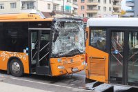 Два автобуса катастрофираха на столичния булевард "Тодор Каблешков", пострадали са 2 деца