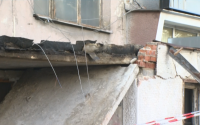 Каква е причината за срутването на козирка от жилищен блок в София, има ранен