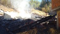 снимка 8 20 крави и тонове фураж изгоряха при пожар в Якоруда (СНИМКИ)