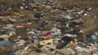 Купчини изхвърлени дрехи близо до приюта на отец Иван в Нови хан. Кой ги е изхвърлил?