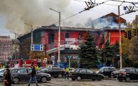 снимка 2 Пожар унищожи част от сградата на бившето кино „Възраждане“ в София (СНИМКИ)