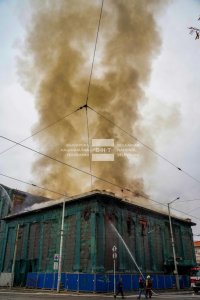 снимка 9 Пожар унищожи част от сградата на бившето кино „Възраждане“ в София (СНИМКИ)