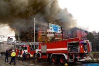 снимка 11 Пожар унищожи част от сградата на бившето кино „Възраждане“ в София (СНИМКИ)