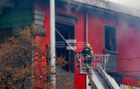 снимка 5 Пожар унищожи част от сградата на бившето кино „Възраждане“ в София (СНИМКИ)
