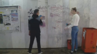 Ученици от Варна чистят от графити подлези в центъра на града