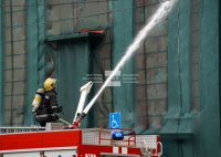 снимка 4 Пожар унищожи част от сградата на бившето кино „Възраждане“ в София (СНИМКИ)