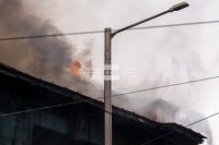 снимка 3 Пожар унищожи част от сградата на бившето кино „Възраждане“ в София (СНИМКИ)
