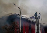 снимка 6 Пожар унищожи част от сградата на бившето кино „Възраждане“ в София (СНИМКИ)