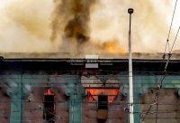 снимка 7 Пожар унищожи част от сградата на бившето кино „Възраждане“ в София (СНИМКИ)