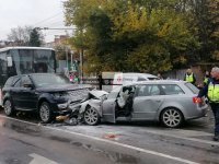 Шофьор помете над 12 коли и два автобуса при гонка с полицията в София (СНИМКИ)