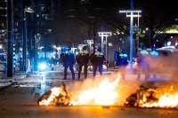 Срещу ковид мерките: Бунтове в Ротердам, демонстрации във Виена