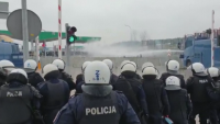 Ескалация: Водни оръдия и сълзотворен газ на границата между Полша и Беларус