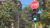 Експерти: Мигащата зелена светлина на светофарите няма как да бъде законна