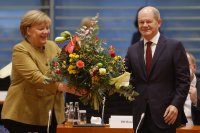 Изпращат Меркел като канцлер под звуците на пънк рок