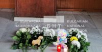 Вълна от съпричастност: Граждани изказват съболезнования пред посолството на РСМ в София
