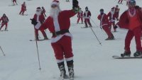 Дядо Коледа се качи на ски и сноуборд